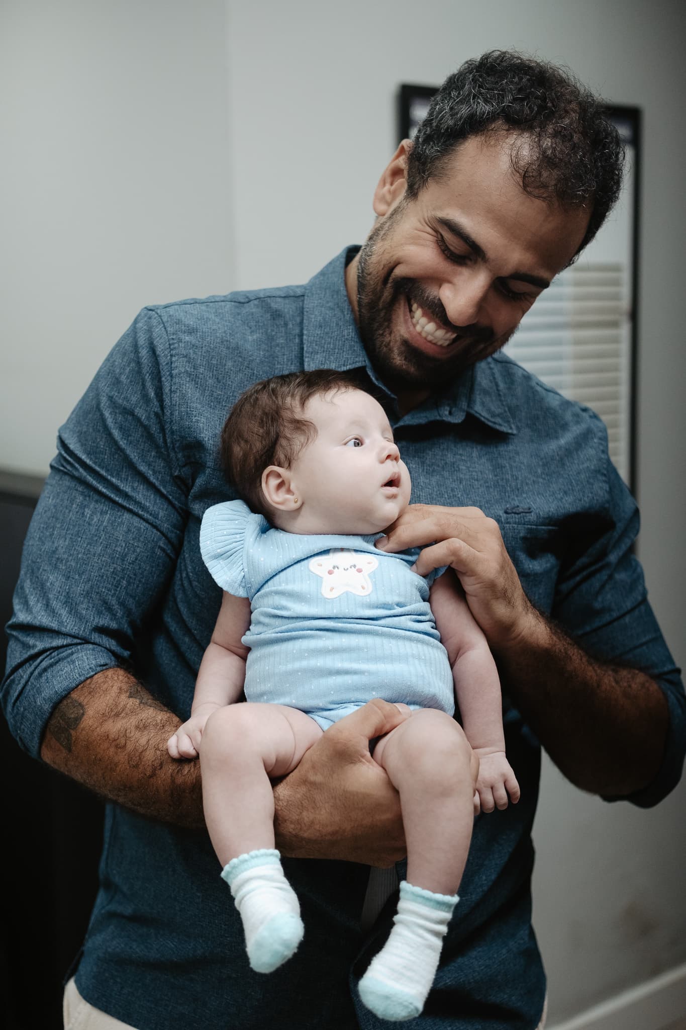 Tratamento osteopático suave sendo realizado